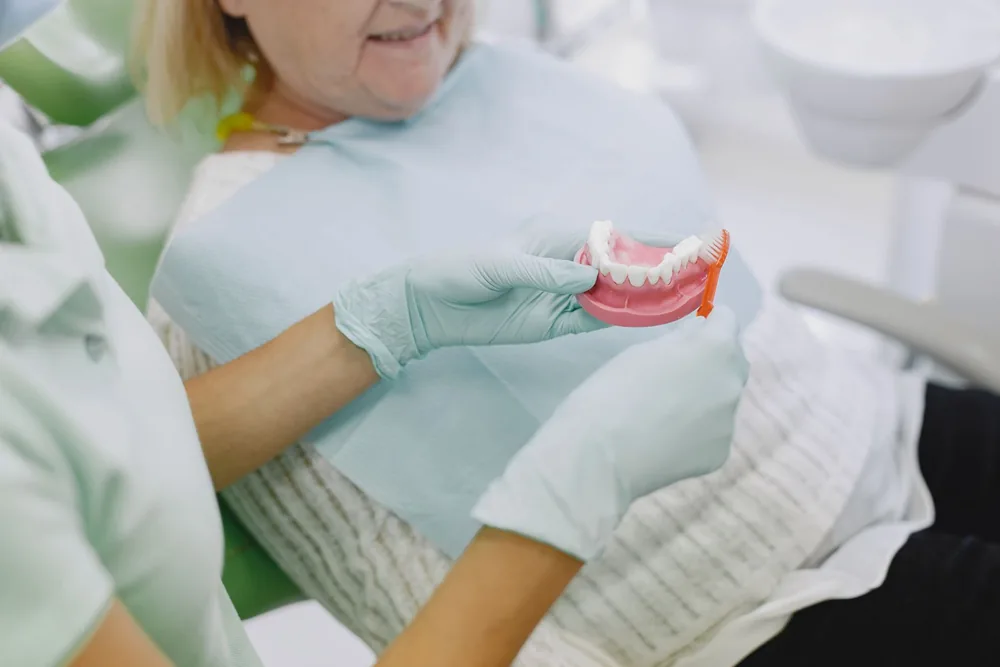 İmplant Üstü Hareketli Protez (Overdenture) Nedir?