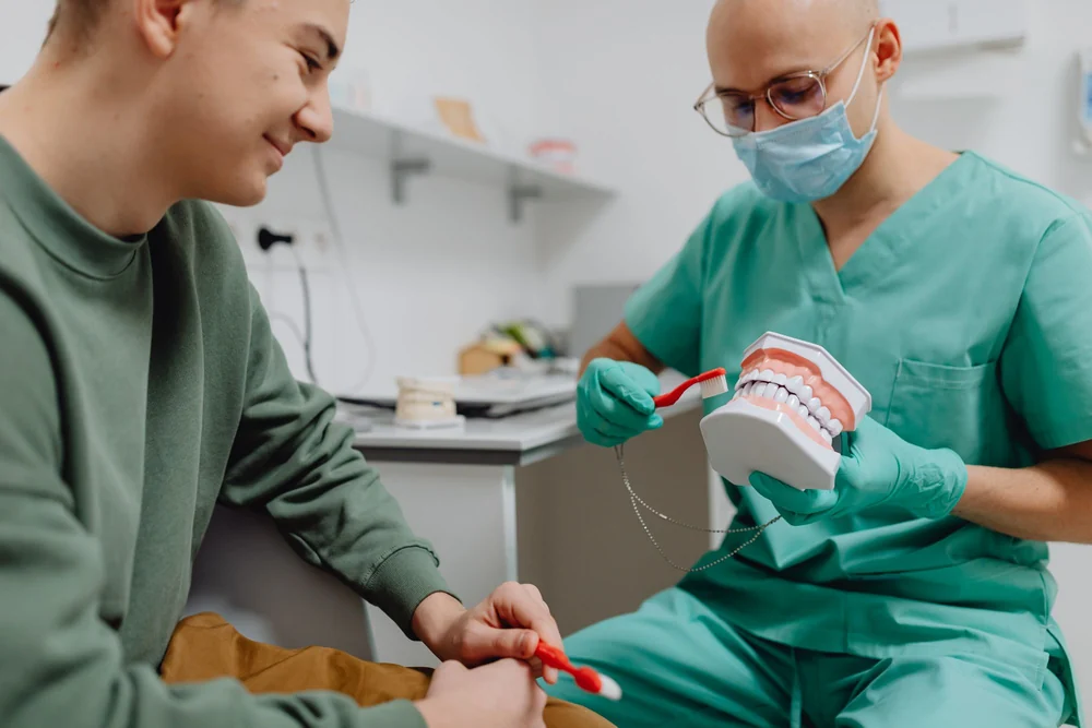 Peri-implantitis Nedir? Belirtileri ve Tedavi Yöntemleri