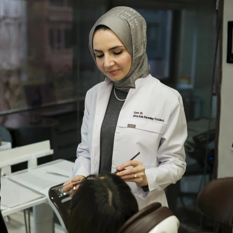 Uzm. Dr. Afra muayene sırasında